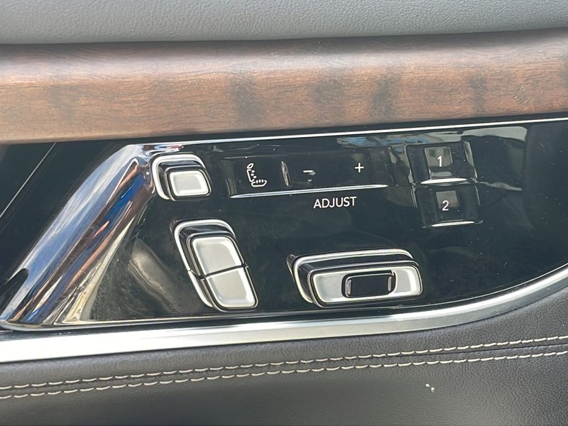 Jeep Grand Wagoneer Vehicle Full-screen Gallery Image 21