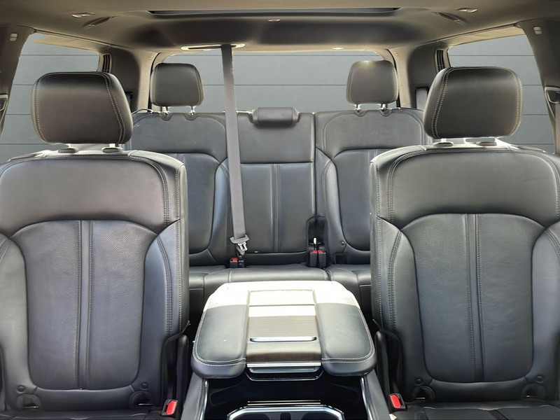 Jeep Grand Wagoneer Vehicle Full-screen Gallery Image 27