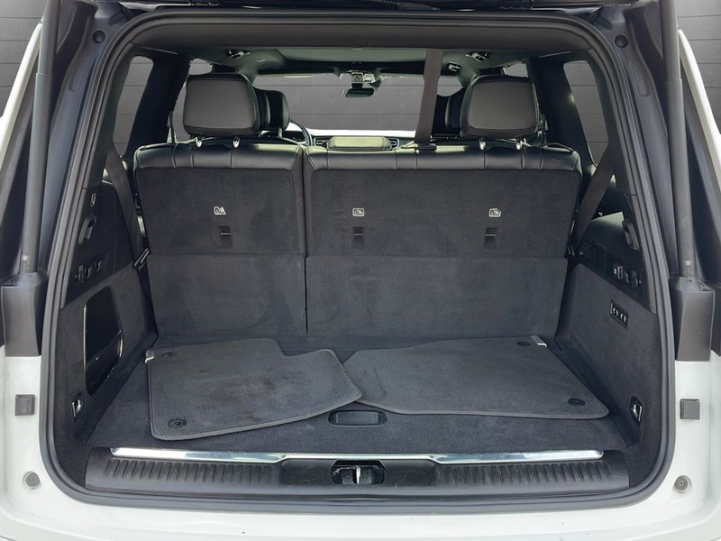 Jeep Grand Wagoneer Vehicle Full-screen Gallery Image 29