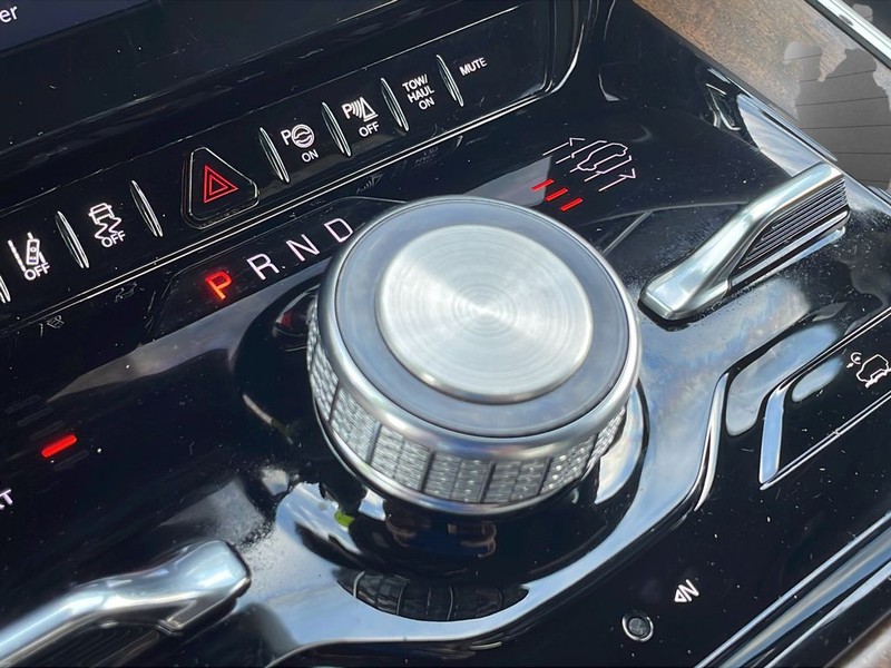 Jeep Grand Wagoneer Vehicle Full-screen Gallery Image 30