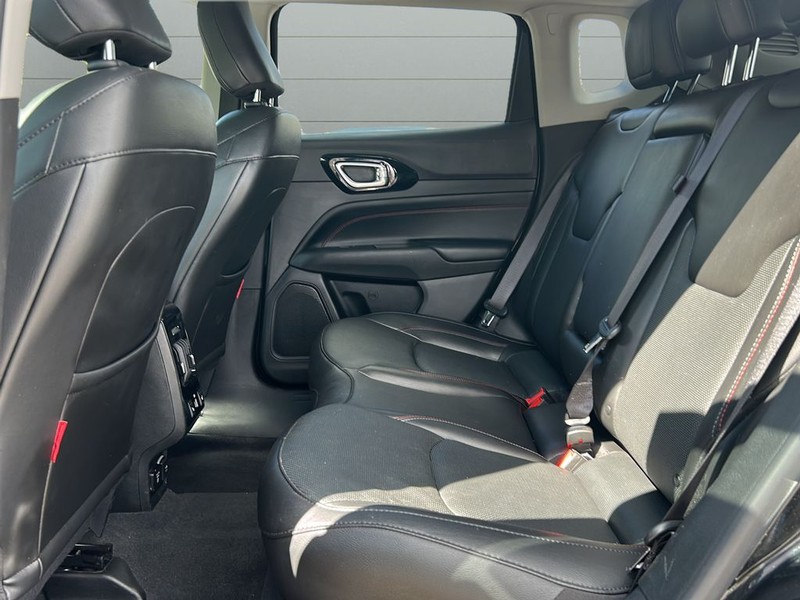 Jeep Compass Vehicle Full-screen Gallery Image 11