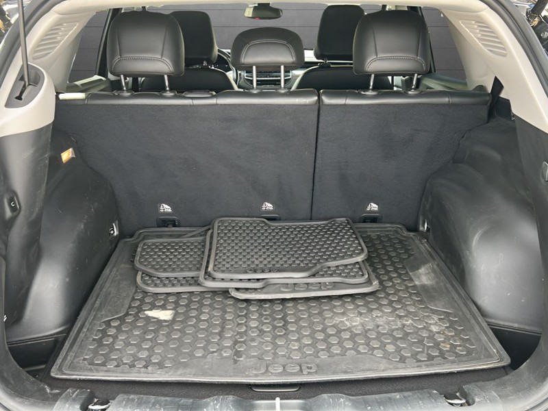 Jeep Compass Vehicle Full-screen Gallery Image 12