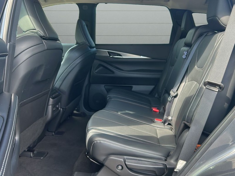 INFINITI QX60 Vehicle Full-screen Gallery Image 11