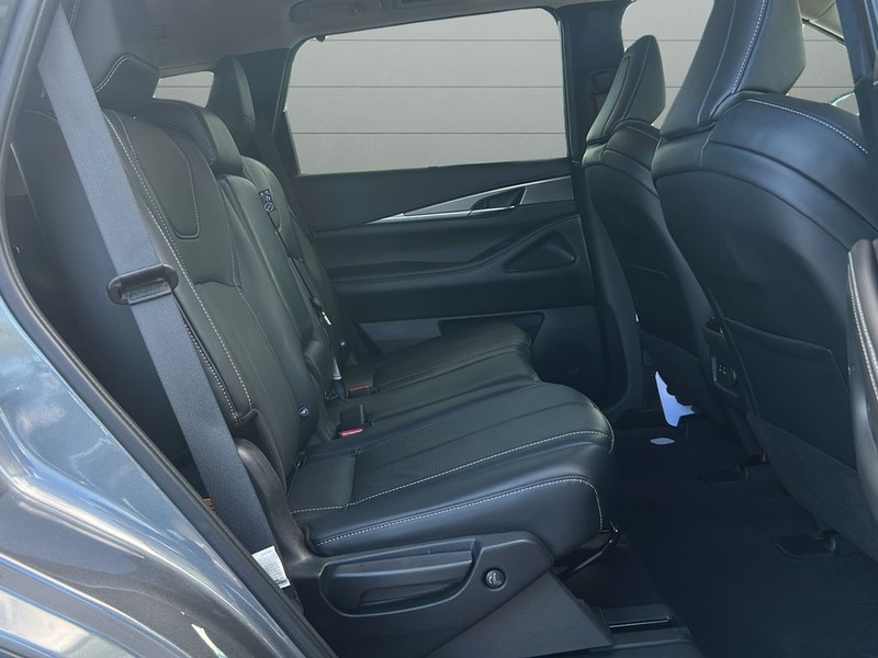 INFINITI QX60 Vehicle Full-screen Gallery Image 13
