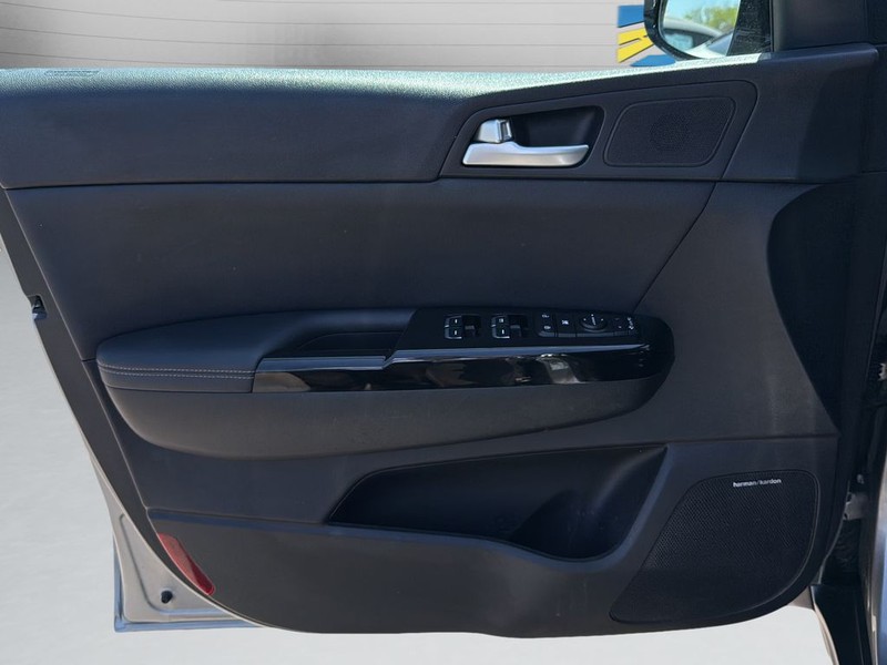 Kia Sportage Vehicle Full-screen Gallery Image 11