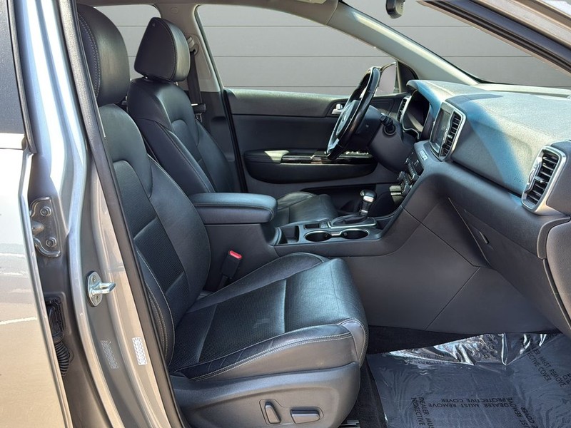 Kia Sportage Vehicle Full-screen Gallery Image 15