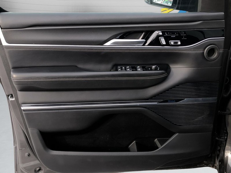 Jeep Grand Wagoneer L Vehicle Full-screen Gallery Image 11