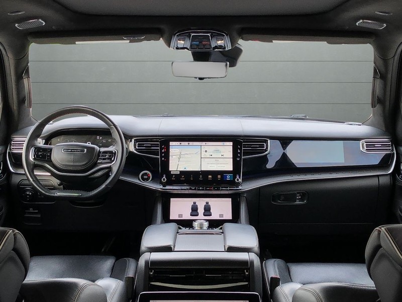 Jeep Grand Wagoneer L Vehicle Full-screen Gallery Image 12