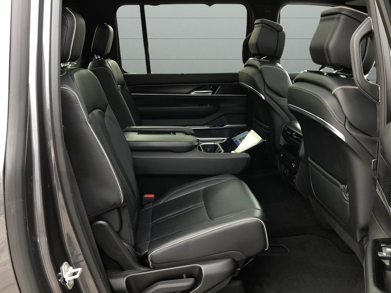 Jeep Grand Wagoneer L Vehicle Full-screen Gallery Image 14