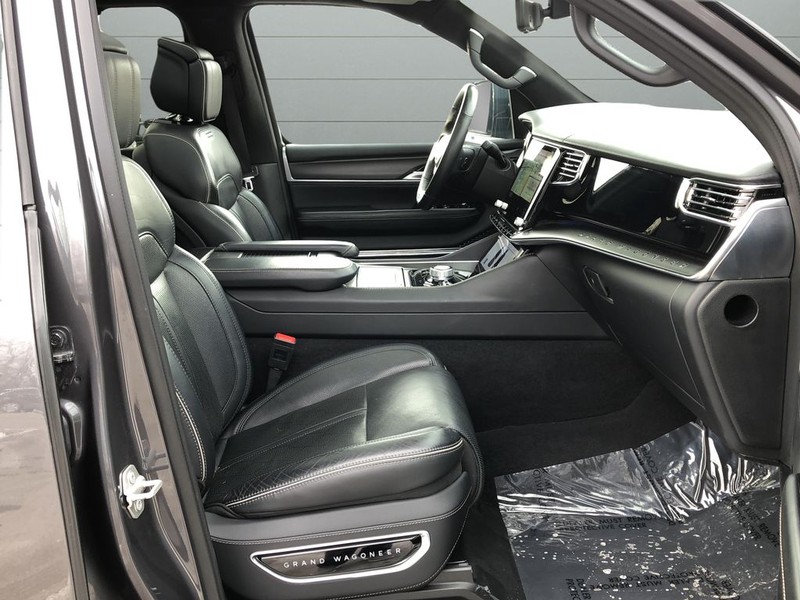 Jeep Grand Wagoneer L Vehicle Full-screen Gallery Image 15