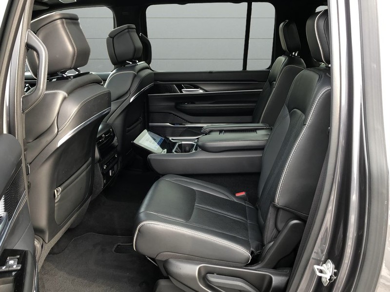 Jeep Grand Wagoneer L Vehicle Full-screen Gallery Image 17