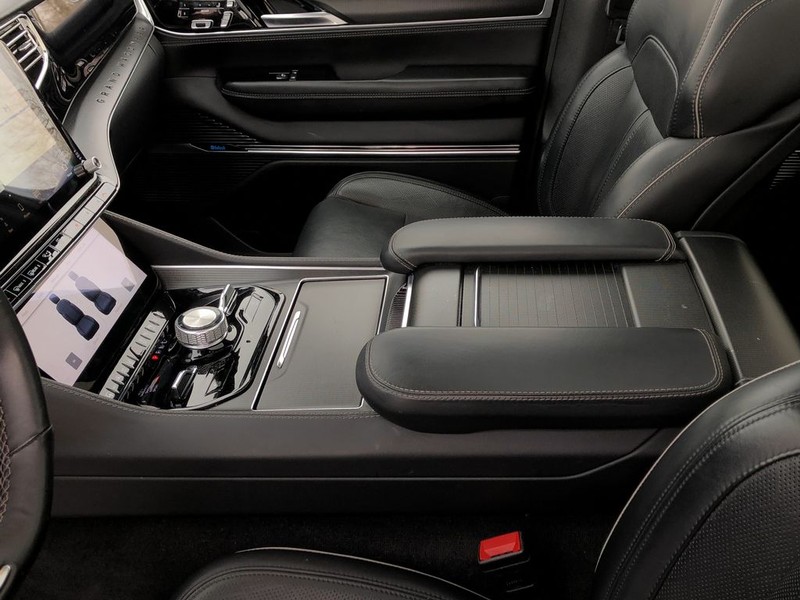 Jeep Grand Wagoneer L Vehicle Full-screen Gallery Image 21