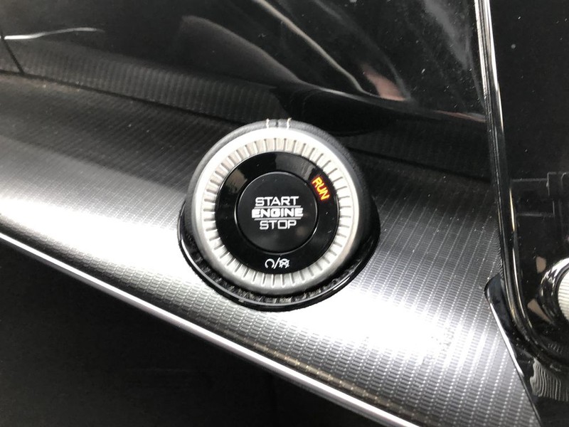 Jeep Grand Wagoneer L Vehicle Full-screen Gallery Image 25