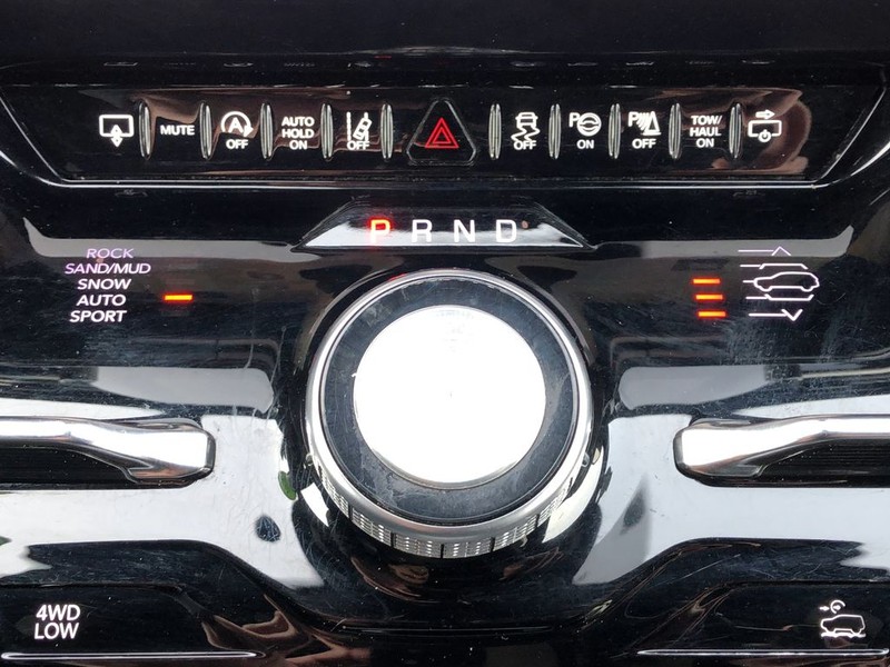 Jeep Grand Wagoneer L Vehicle Full-screen Gallery Image 26