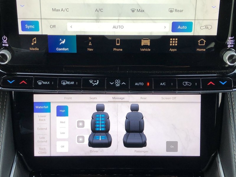 Jeep Grand Wagoneer L Vehicle Full-screen Gallery Image 27