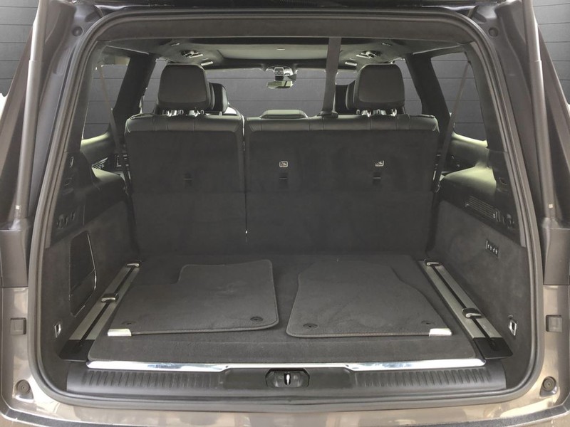 Jeep Grand Wagoneer L Vehicle Full-screen Gallery Image 28