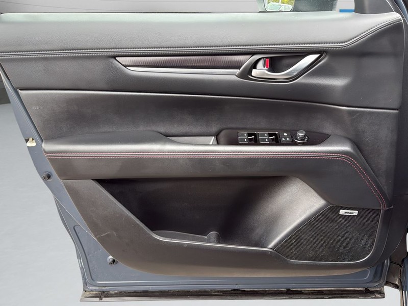 Mazda CX-5 Vehicle Full-screen Gallery Image 11