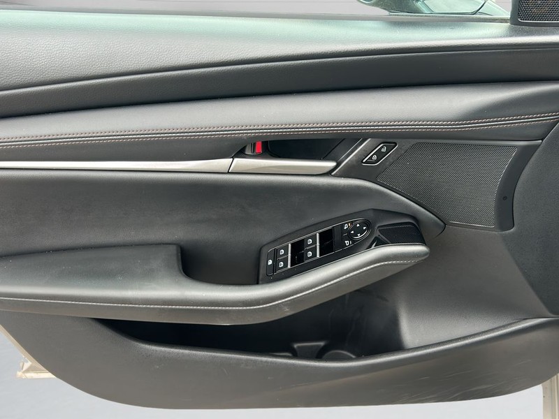 Mazda Mazda3 Hatchback Vehicle Full-screen Gallery Image 9