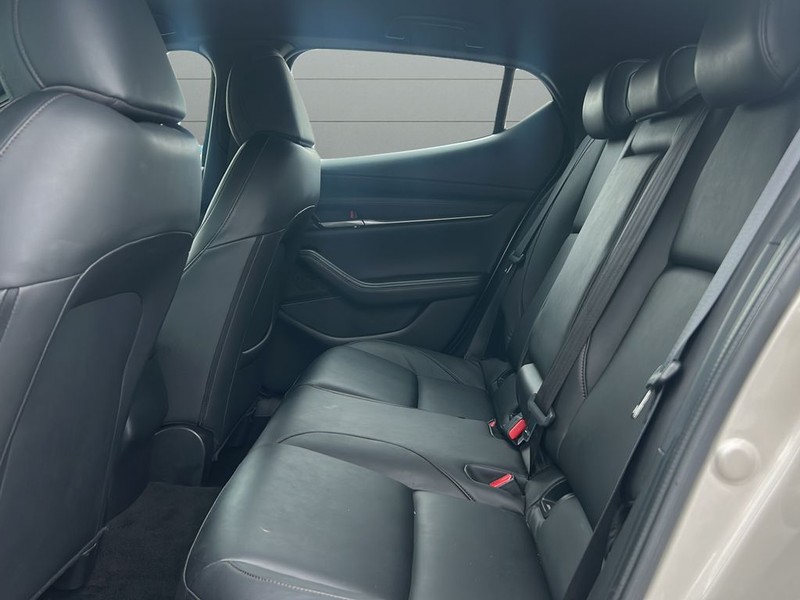Mazda Mazda3 Hatchback Vehicle Full-screen Gallery Image 11