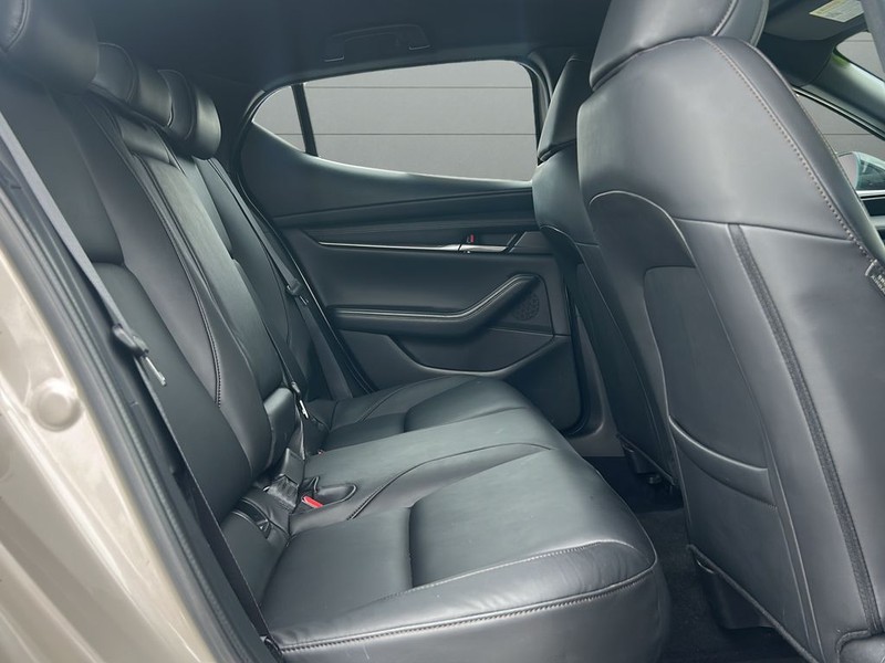 Mazda Mazda3 Hatchback Vehicle Full-screen Gallery Image 13