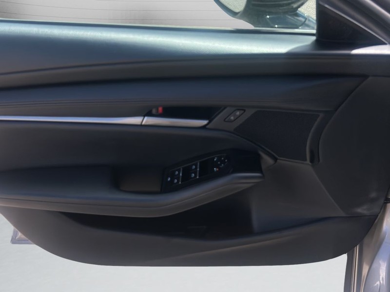 Mazda Mazda3 Hatchback Vehicle Full-screen Gallery Image 9