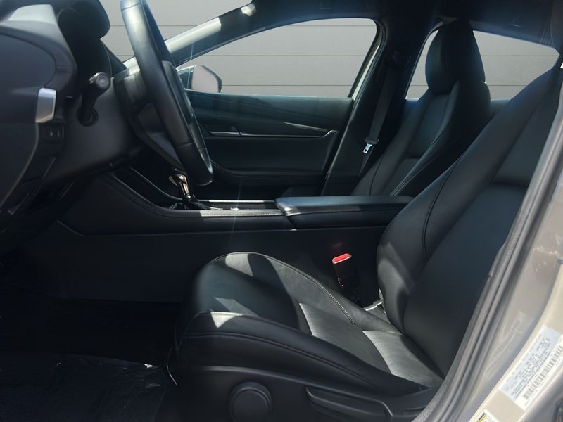 Mazda Mazda3 Hatchback Vehicle Full-screen Gallery Image 10
