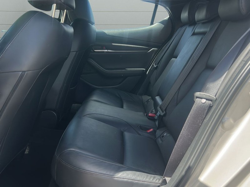 Mazda Mazda3 Hatchback Vehicle Full-screen Gallery Image 11