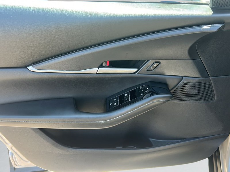 Mazda CX-30 Vehicle Full-screen Gallery Image 9