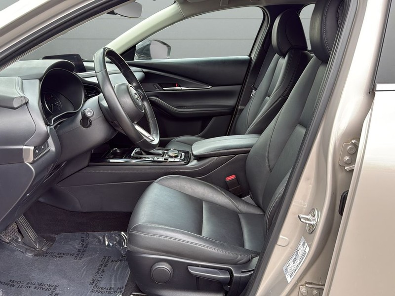 Mazda CX-30 Vehicle Full-screen Gallery Image 10