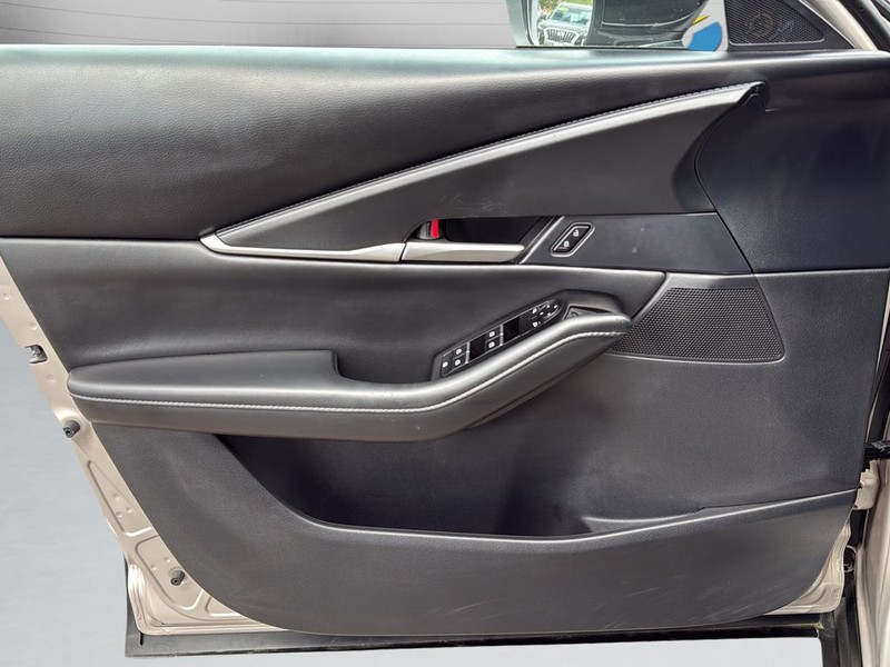 Mazda CX-30 Vehicle Full-screen Gallery Image 11