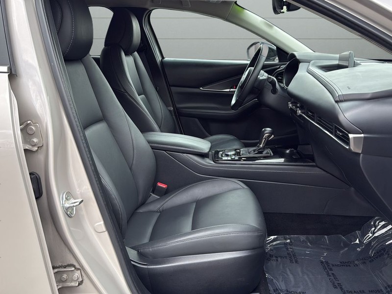 Mazda CX-30 Vehicle Full-screen Gallery Image 15