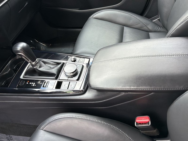 Mazda CX-30 Vehicle Full-screen Gallery Image 18