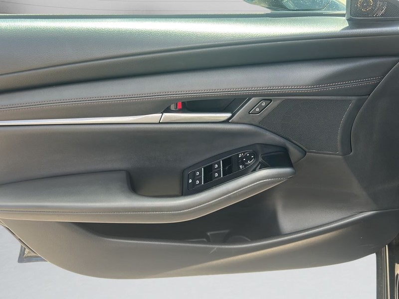 Mazda Mazda3 Hatchback Vehicle Full-screen Gallery Image 9
