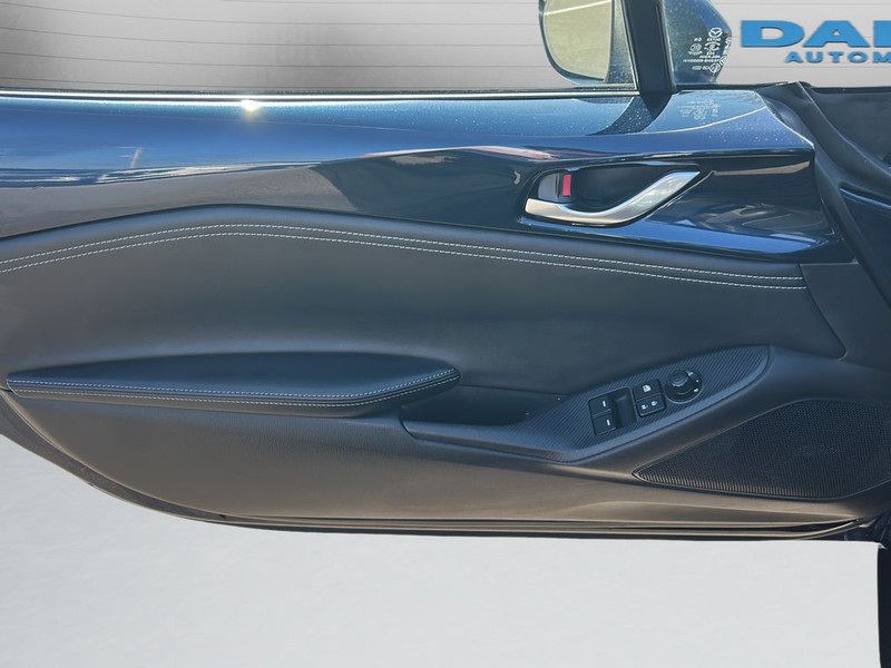 Mazda MX-5 Miata RF Vehicle Full-screen Gallery Image 9