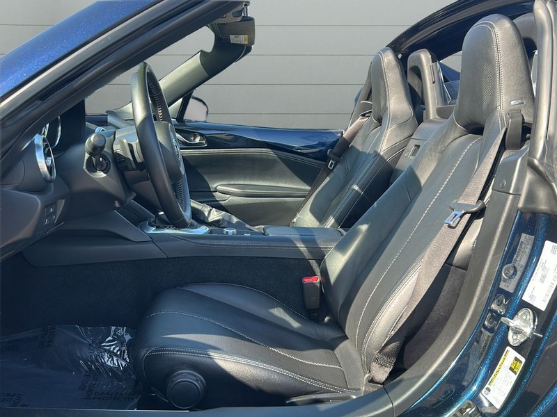 Mazda MX-5 Miata RF Vehicle Full-screen Gallery Image 10