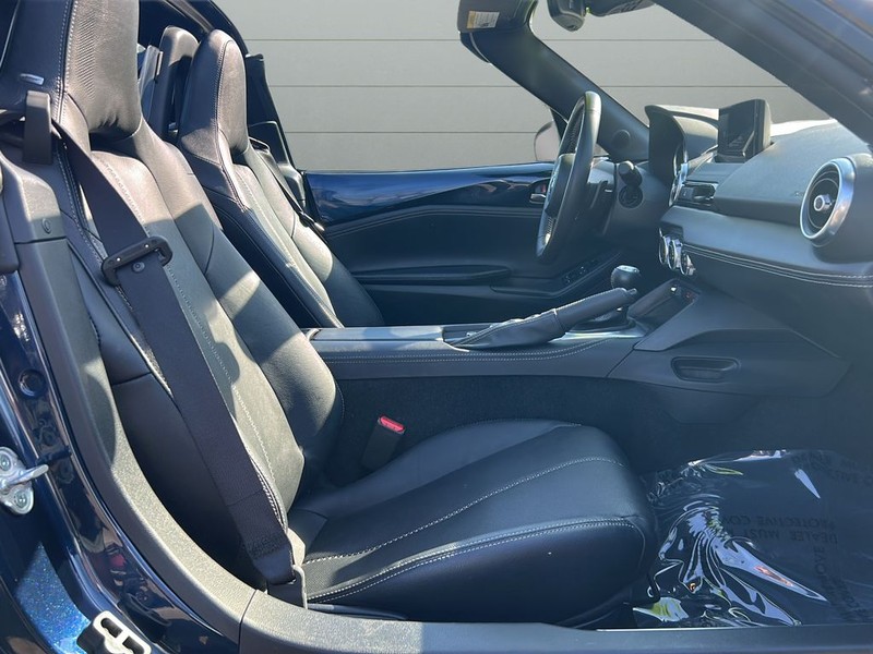 Mazda MX-5 Miata RF Vehicle Full-screen Gallery Image 11