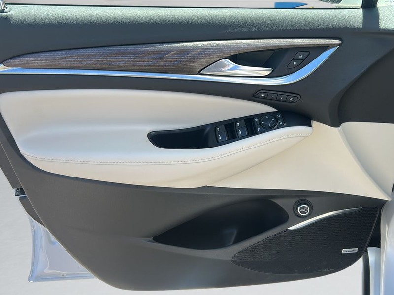 Buick Enclave Vehicle Full-screen Gallery Image 9