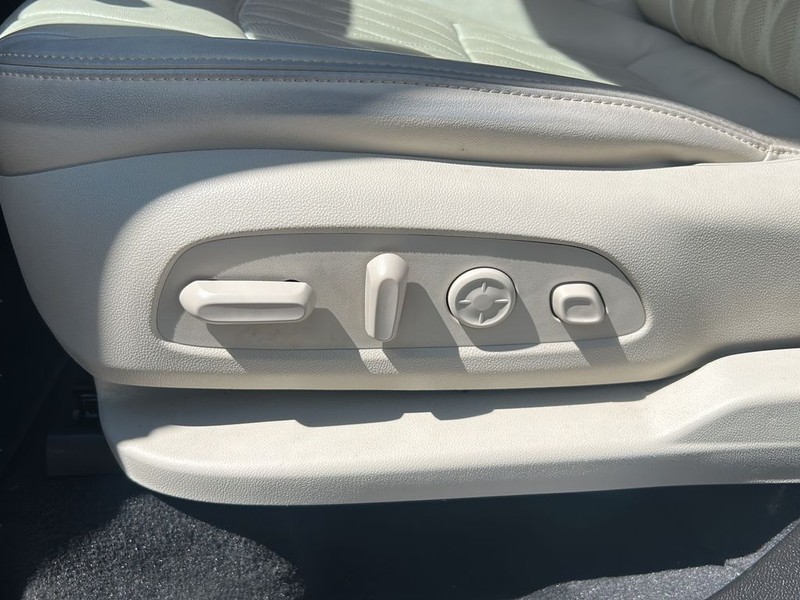 Buick Enclave Vehicle Full-screen Gallery Image 11