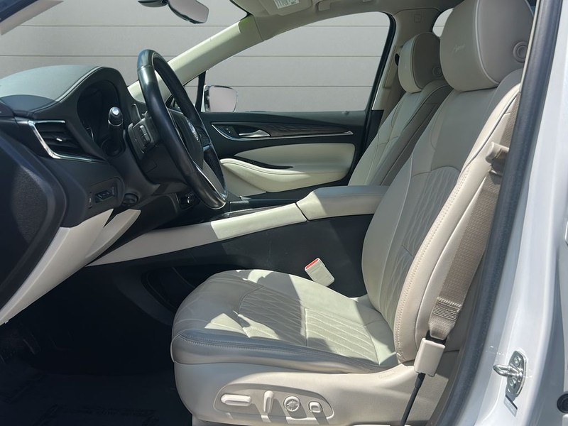 Buick Enclave Vehicle Full-screen Gallery Image 12