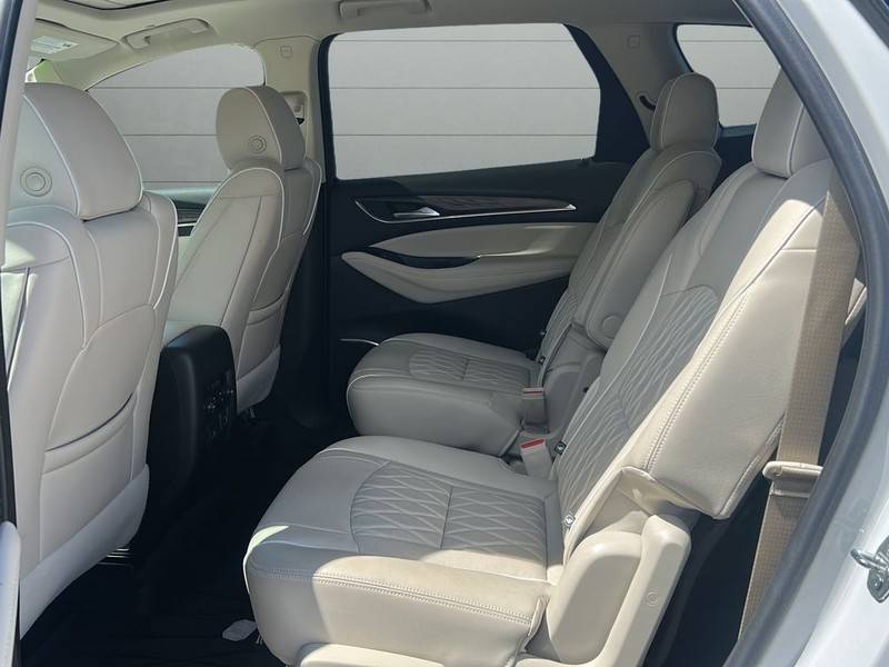 Buick Enclave Vehicle Full-screen Gallery Image 13