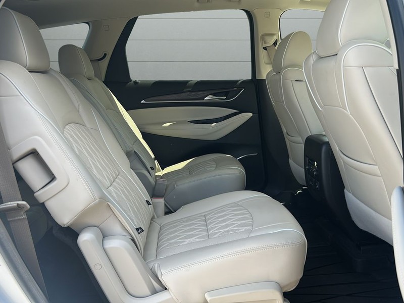 Buick Enclave Vehicle Full-screen Gallery Image 17