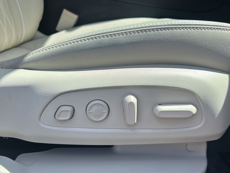 Buick Enclave Vehicle Full-screen Gallery Image 18