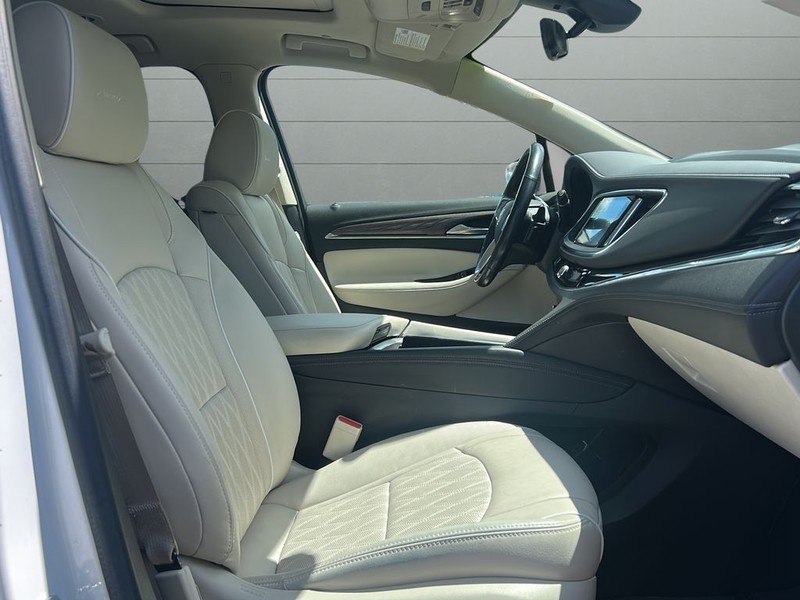 Buick Enclave Vehicle Full-screen Gallery Image 19
