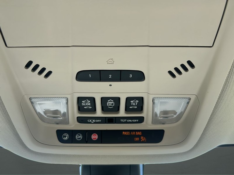 Buick Enclave Vehicle Full-screen Gallery Image 23
