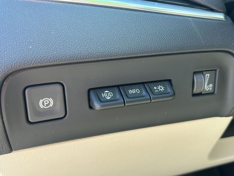 Buick Enclave Vehicle Full-screen Gallery Image 24