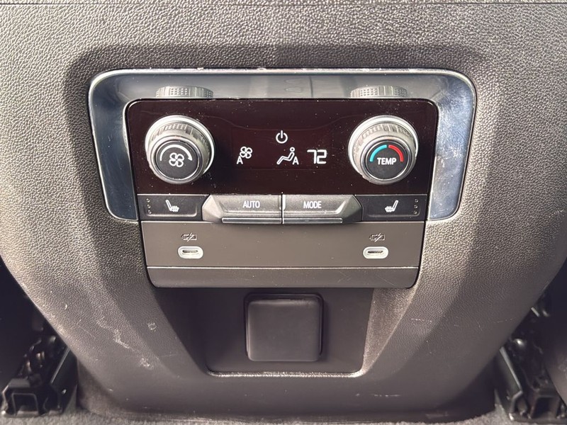 Chevrolet Tahoe Vehicle Full-screen Gallery Image 18