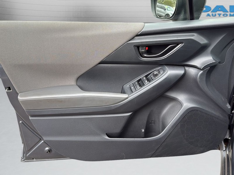 Subaru Crosstrek Vehicle Full-screen Gallery Image 11