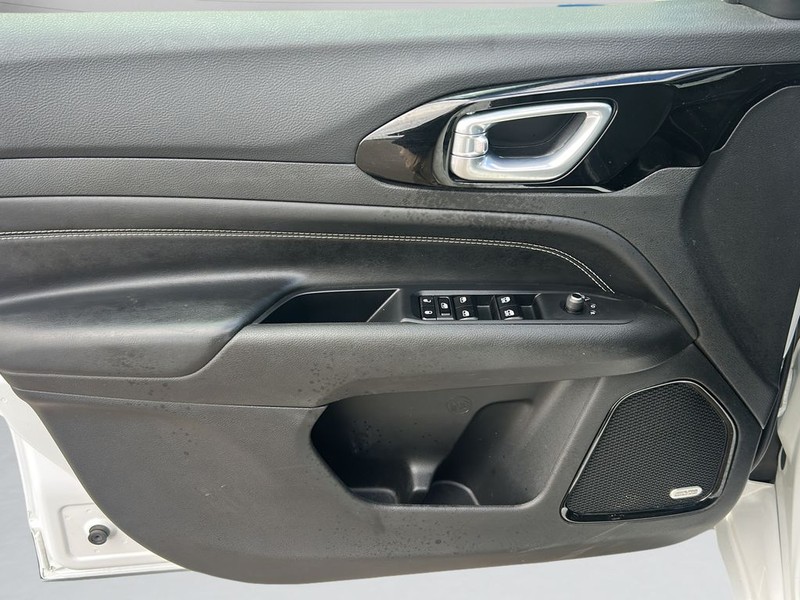 Jeep Compass Vehicle Full-screen Gallery Image 9