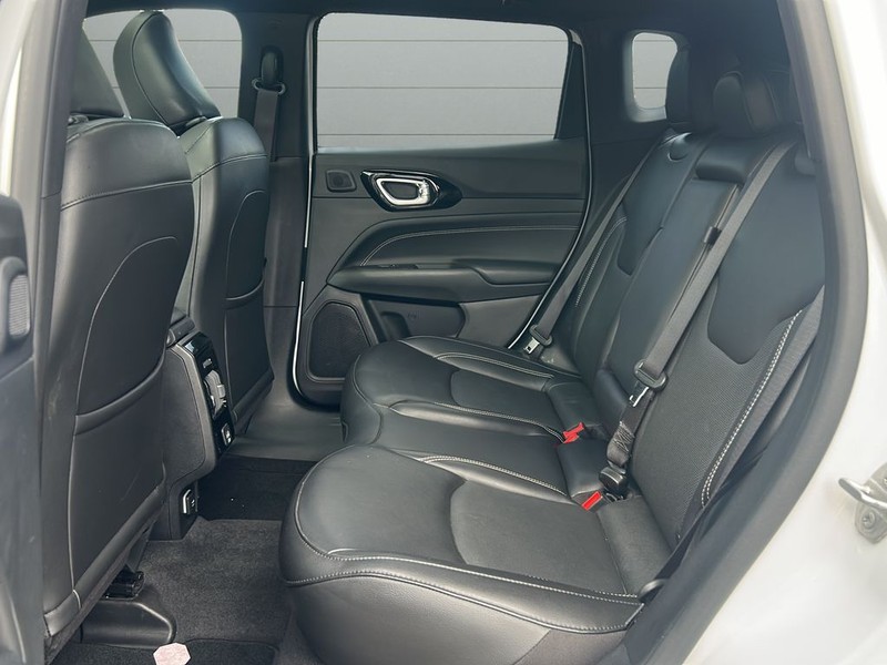 Jeep Compass Vehicle Full-screen Gallery Image 12