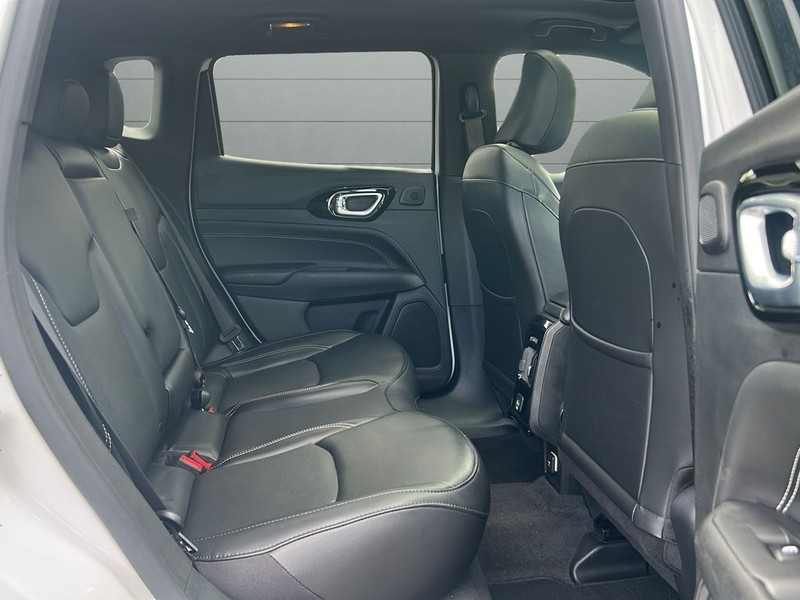 Jeep Compass Vehicle Full-screen Gallery Image 14